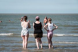 Drei Frauen blicken auf das Meer hinaus von Jack Tummers