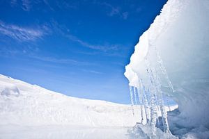 IJsgolf op het Baikalmeer, winterlandschap met ijspegels en blauwe lucht van Michael Semenov