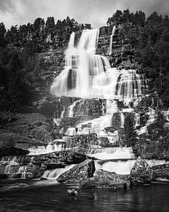 Wasserfall Tvindefossen in Schwarz und Weiß von Henk Meijer Photography