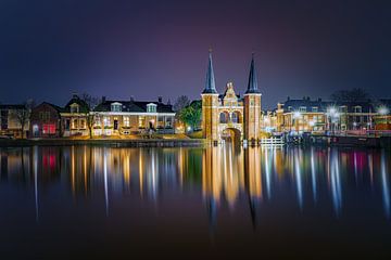 Reflectie met de Waterpoort in Sneek van Bea Budai