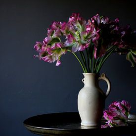 Vase mit rosa Tulpen von Jacco van Brecht