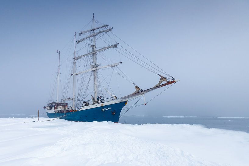 Tall Ship Barquentine Antigua in de wateren rondom Spitsbergen van Menno Schaefer