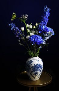 Nature morte : Bleu royal hollandais en or sur Marjolein van Middelkoop