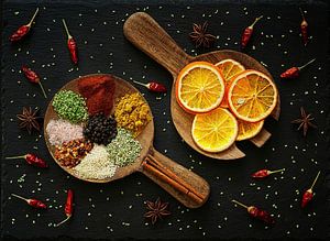 Heiteres Stillleben mit Kräutern und Gewürzen .