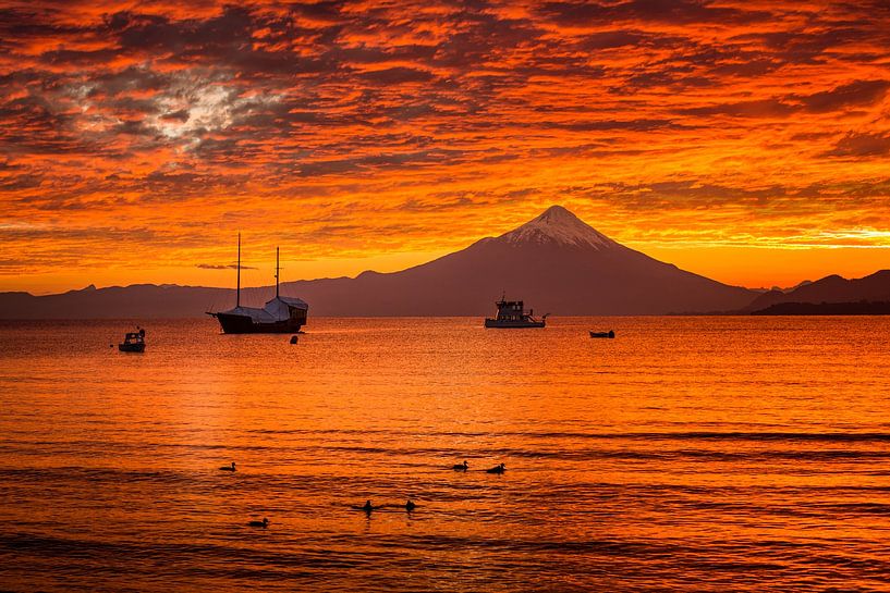 Lever de soleil sur le lac Llanquihue avec le volcan Osorno enneigé par Lex van den Bosch
