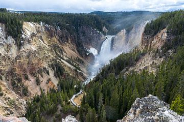 Indrukwekkende waterval bij Yellowstone in Amerika van Linda Schouw