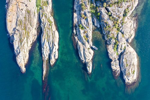 Rotsformaties en turquoise wateren bij Sandefjord, Noorwegen