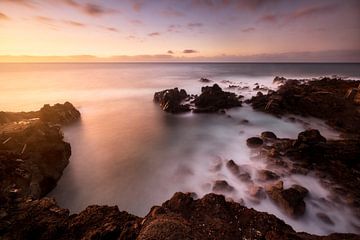 Ruige rotsen in de zee tijdens zonsondergang