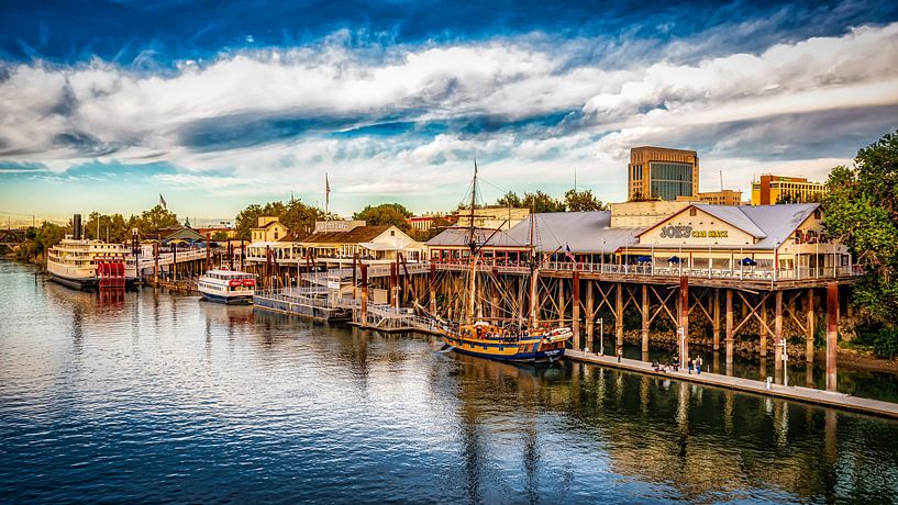 Restaurants und Schiffe an der Waterfront Sacramento river in Sacramento Kalifornien USA von Dieter Walther