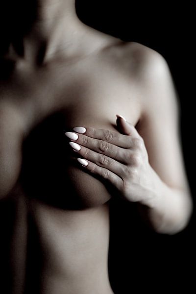 Nackte Frau mit Hand auf der haarigen Brust in Farbe von Art By Dominic
