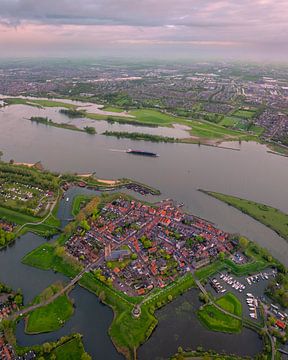 Woudrichem vu du ciel, au bord du fleuve sur Ewold Kooistra