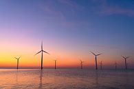 Windmolens in een offshore windpark tijdens zonsondergang van Sjoerd van der Wal Fotografie thumbnail
