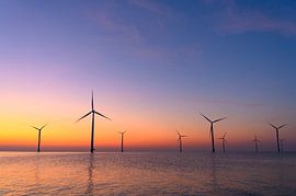 Éoliennes dans un parc éolien offshore au coucher du soleil sur Sjoerd van der Wal Photographie