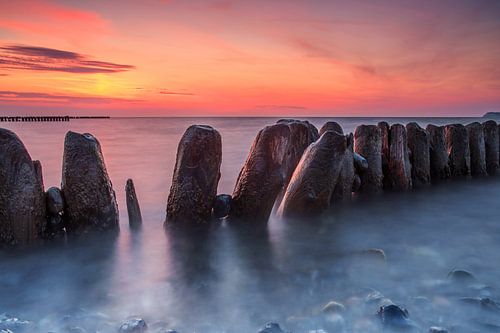 Kribben bij zonsondergang