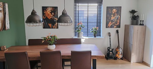 Femme avec saxophone dans une lumière chaude