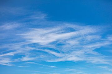 Sluierwolken tegen blauwe lucht van Percy's fotografie