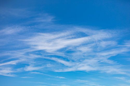 Sluierwolken tegen blauwe lucht