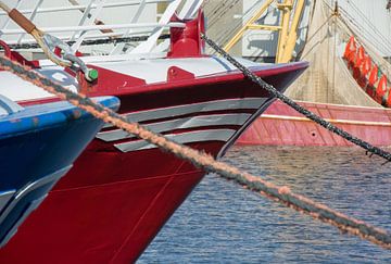 Visserschepen in de haven van IJmuiden afgemeerd van scheepskijkerhavenfotografie