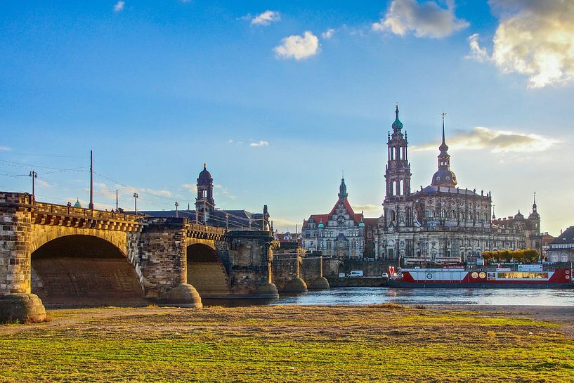 Dresden Augustusbrücke avec la cathédrale Sanctissimae Trinitatis par Martin Müller