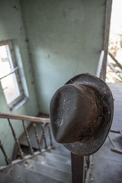 Oude hoed bij verlaten trap van Sasja van der Grinten