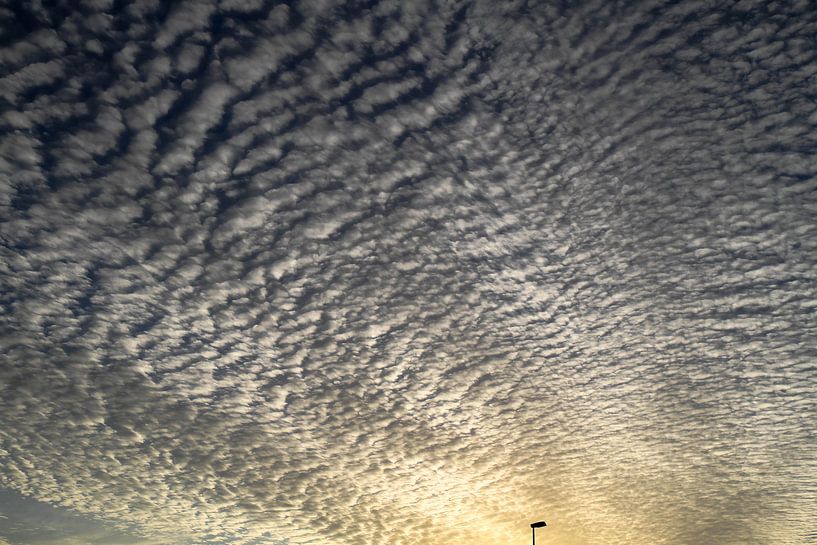 Des nuages avec un lampadaire minimal par Anne Ponsen