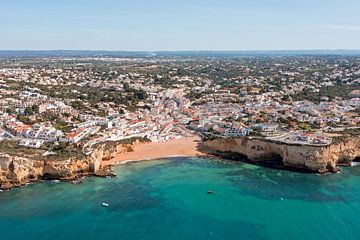 Luchtfoto van het historische plaatsje Carvoeiro in de Algarve Portugal van Eye on You