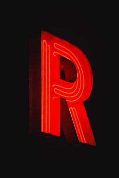 Rood neonlicht in de nacht van Bas Potman