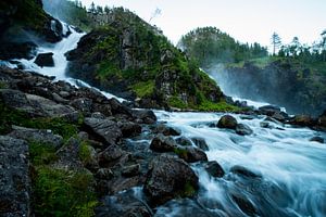 Wasserfall in der Abenddämmerung