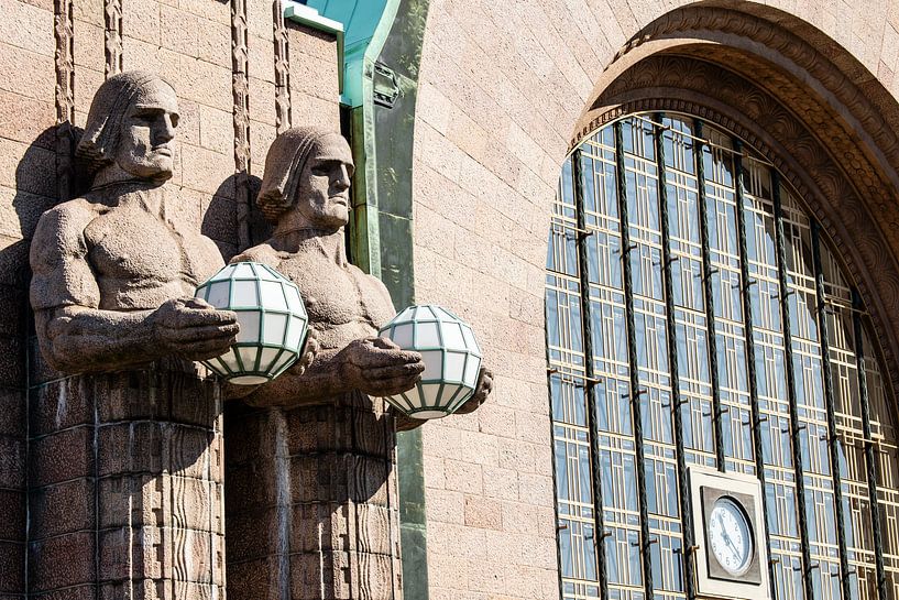 Bahnhofslaternen-Träger in Helsinki von Eric van Nieuwland