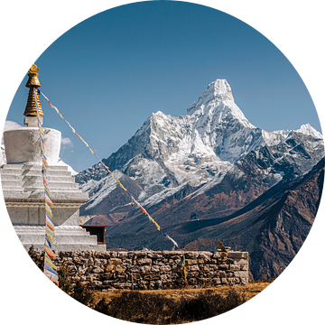 Mount Ama Dablam (6812m) en mount Everest (8848m) in Nepal van Thea.Photo