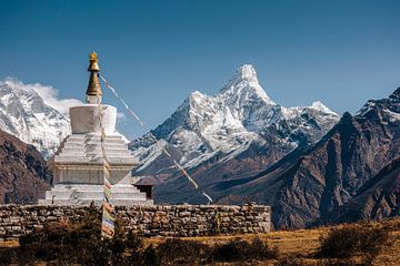 Mount Ama Dablam (6812m) and Mount Everest (8848m) in Nepal by Thea.Photo