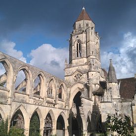 Ruïnes van de Saint-Étienne-le-Vieux kerk, Caen, Frankrijk van Deborah Blanc