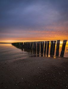 De kalme zee met zonsondergang.