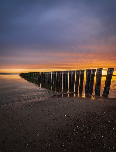 De kalme zee met zonsondergang.
