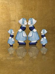 Familie delfts blauw kussend paar met goud. Twee mama gezin