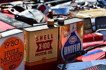 Beautiful old oil cans at the flea market by Ingo Laue