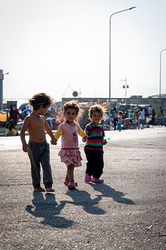 Drie jonge meisjes wandelen hand in hand in Griekenland | Fotografie art print portret van Milene van Arendonk