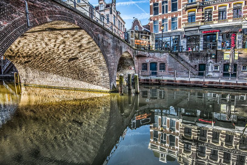 Brug in Utrecht met ochtendlicht en gespiegeld in stilstaand water. par Harrie Muis
