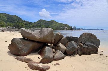 Een strand met rotsen op de Seychellen van MPfoto71