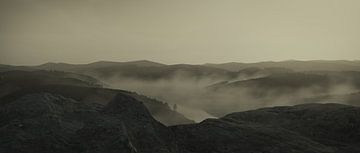 Bergachtig landschap bedekt met hoge mist van Besa Art