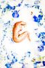 Delfts blauw met naakte vrouw in melkbad van Marian Korte thumbnail