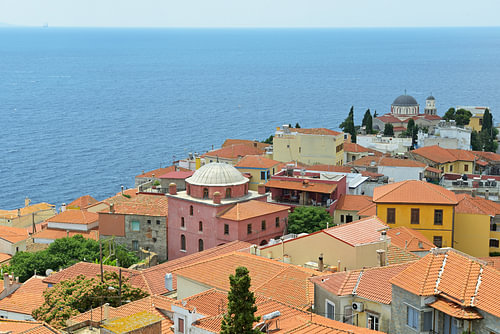 Die Dächer der Altstadt von Kavala und Blick auf das Meer
