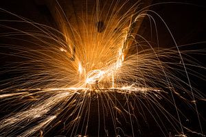 Lichtmalerei mit funkelnd brennender Stahlwolle von Fotografiecor .nl