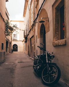 Moto dans les rues traditionnelles du village historique espagnol de Pollença à Majorque