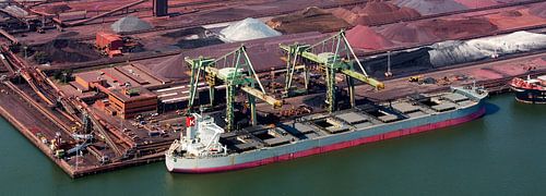 Luchtfoto panorama EMO te Rotterdamse haven