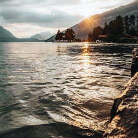 Interlakener Sonnenuntergang am Wasser von Jeanine Verbraak