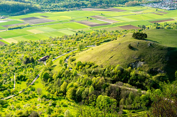 Grüne Landschaft um die Burg Teck