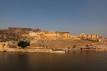 Amber Fort bij Jaipur in India van Roland Brack