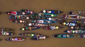 Farbenfroher schwimmender Markt in Indonesien von Ewold Kooistra