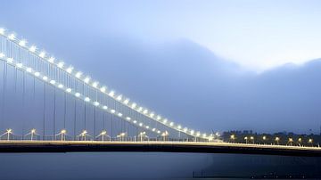 Die Brücke über dem Fluß von Heike Hultsch